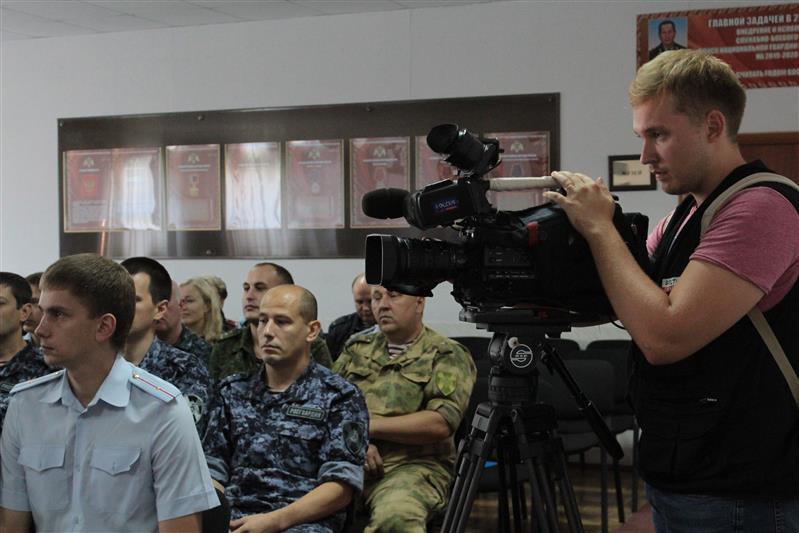 Сотрудников Росгвардии наградили за спасение утопающей и тушение автобуса