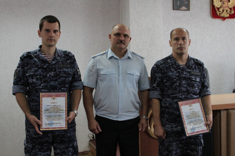 Сотрудников Росгвардии наградили за спасение утопающей и тушение автобуса