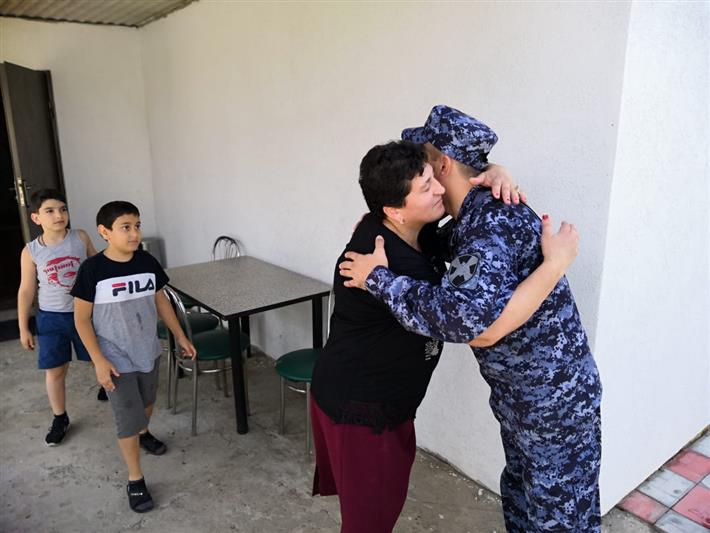 Сотрудников Росгвардии наградили за спасение утопающей и тушение автобуса