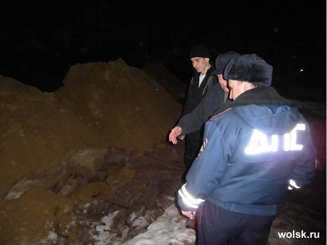 Депутат облдумы на «Лэнд Крузере» вытащил провалившийся в яму джип