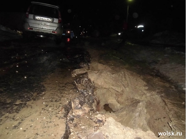 Депутат облдумы на «Лэнд Крузере» вытащил провалившийся в яму джип