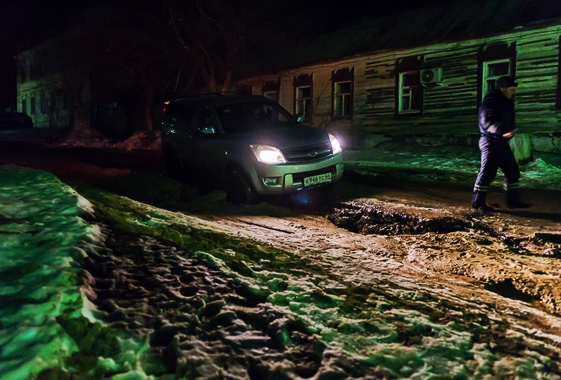 Депутат облдумы на «Лэнд Крузере» вытащил провалившийся в яму джип