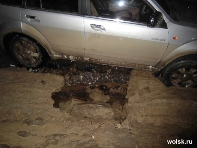 Депутат облдумы на «Лэнд Крузере» вытащил провалившийся в яму джип