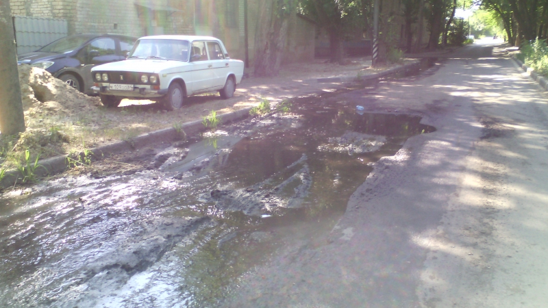 На Азина власти уже 5 лет игнорируют жалобы на речку-«вонючку» во дворе