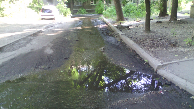 На Азина власти уже 5 лет игнорируют жалобы на речку-«вонючку» во дворе