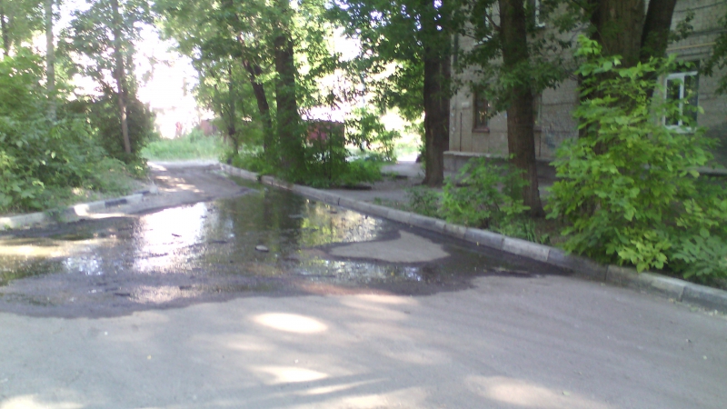 На Азина власти уже 5 лет игнорируют жалобы на речку-«вонючку» во дворе