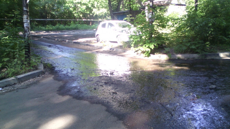 На Азина власти уже 5 лет игнорируют жалобы на речку-«вонючку» во дворе