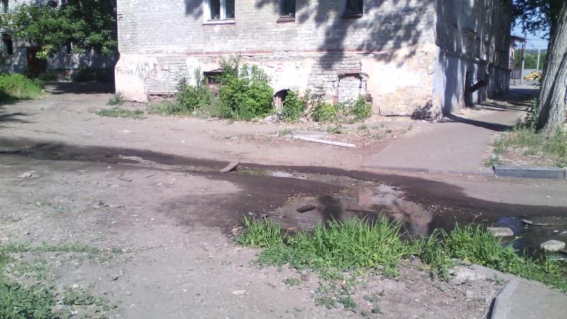 На Азина власти уже 5 лет игнорируют жалобы на речку-«вонючку» во дворе