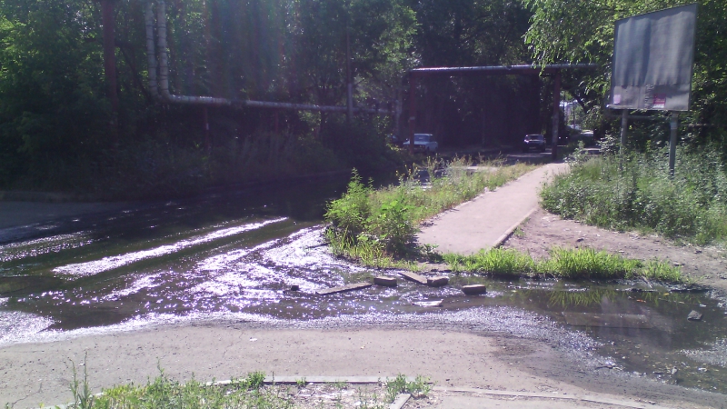 На Азина власти уже 5 лет игнорируют жалобы на речку-«вонючку» во дворе