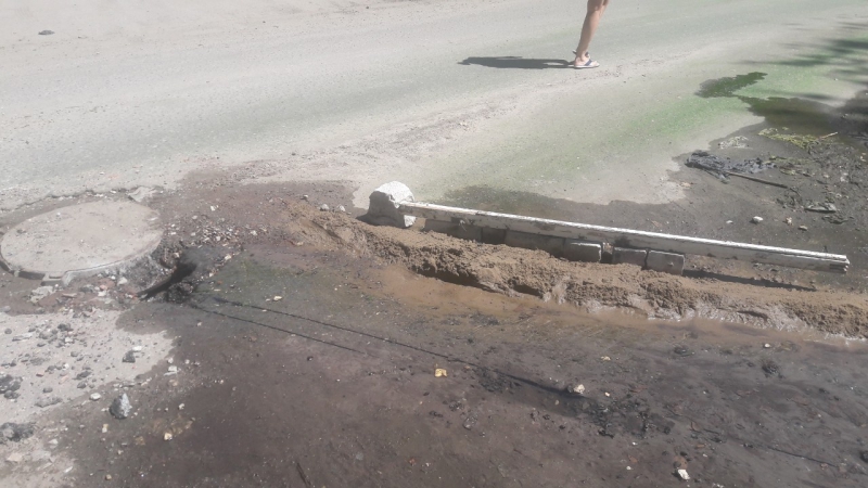 На Азина власти уже 5 лет игнорируют жалобы на речку-«вонючку» во дворе