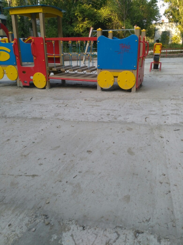 На Электронной дети играют на площадке с бетонным полом