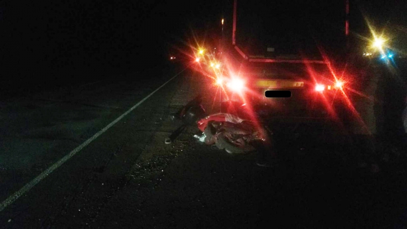 Под Балаковом водитель мотороллера врезался в фуру и погиб