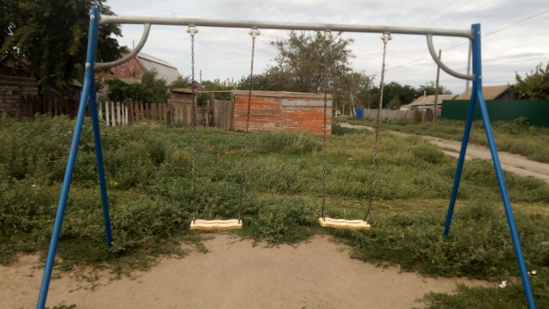 В Ершове детские площадки превратились в помойку и дикие заросли