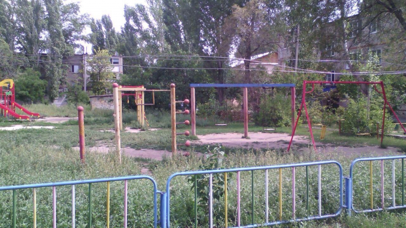 В Ершове детские площадки превратились в помойку и дикие заросли