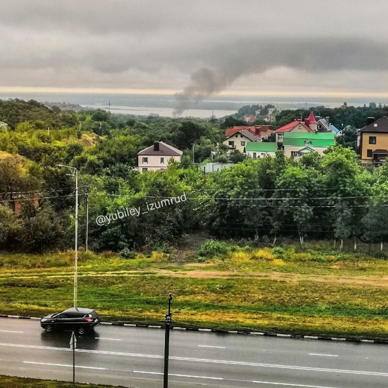 В Волжском районе горит двухэтажный жилой дом