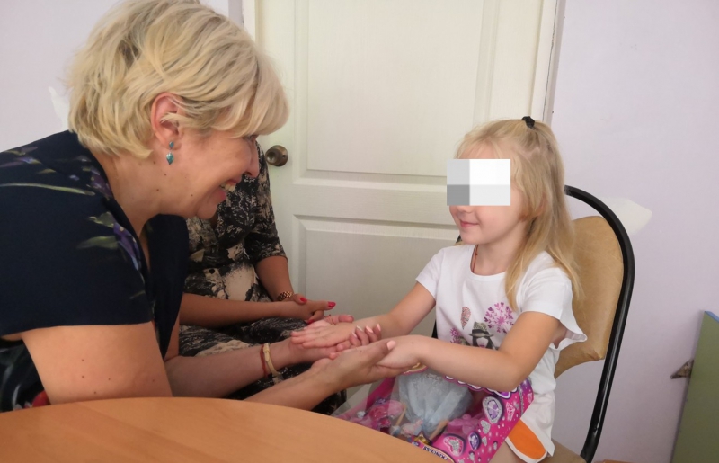 Девочка жила с десятками собак. Загородняя призвала не лишать мать родительских прав