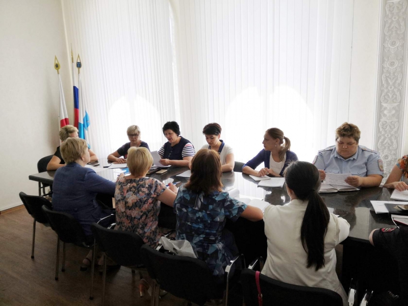 Девочка жила с десятками собак. Загородняя призвала не лишать мать родительских прав