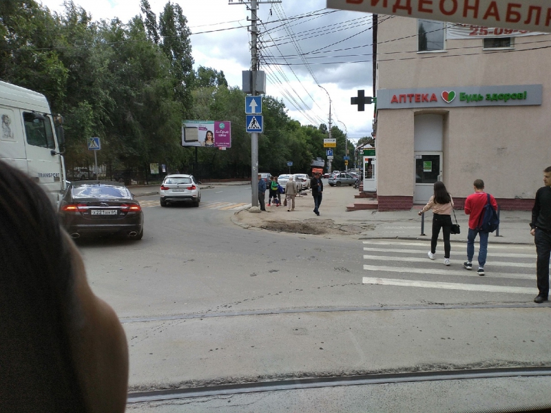 Возле Детского парка столкнувшиеся «Ягуар» и грузовик перекрыли движение трамваям