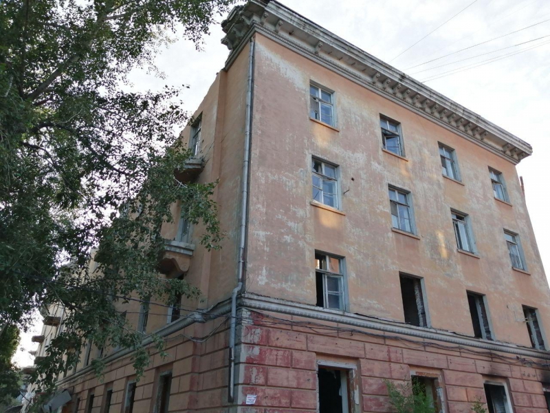 Руины дома на Ново-Астраханском шоссе начали растаскивать мародеры