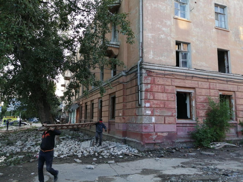 Руины дома на Ново-Астраханском шоссе начали растаскивать мародеры