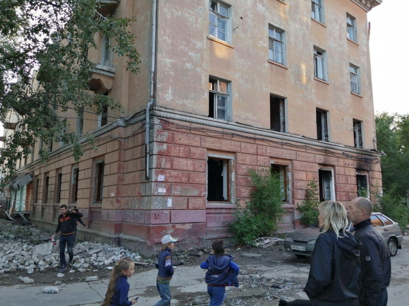 Руины дома на Ново-Астраханском шоссе начали растаскивать мародеры