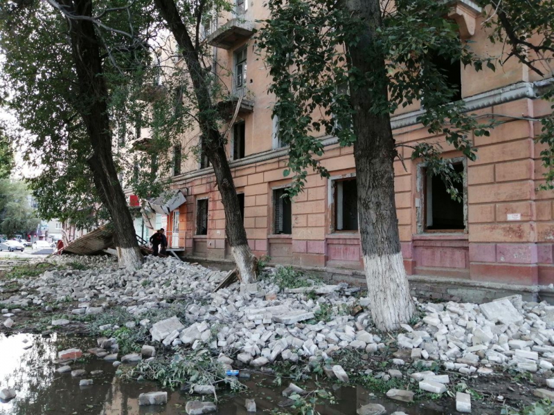 Руины дома на Ново-Астраханском шоссе начали растаскивать мародеры