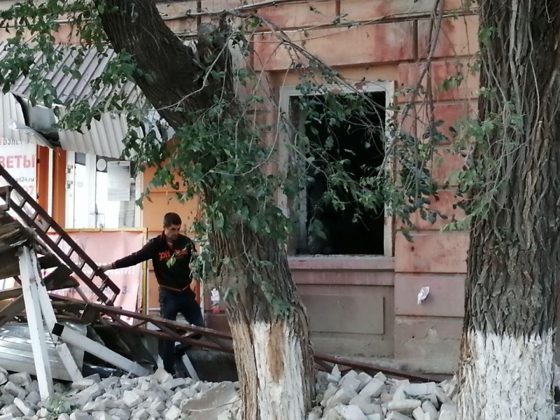 Руины дома на Ново-Астраханском шоссе начали растаскивать мародеры