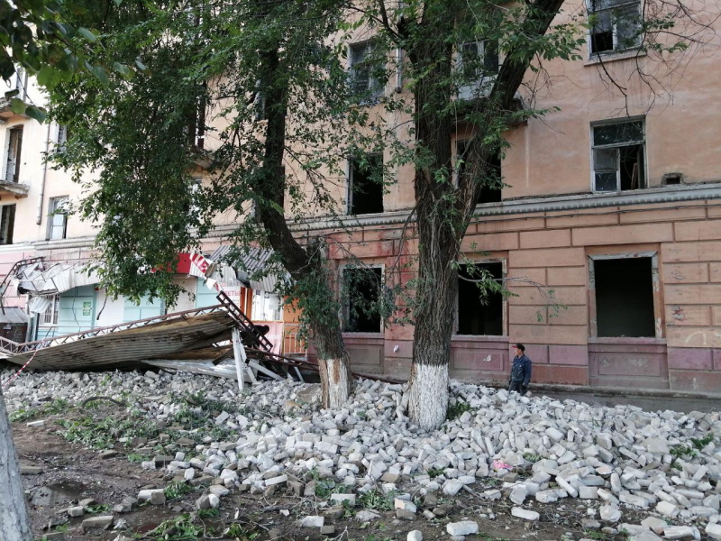 Руины дома на Ново-Астраханском шоссе начали растаскивать мародеры