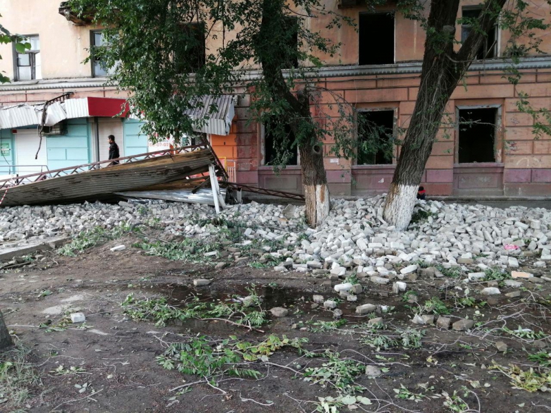 Руины дома на Ново-Астраханском шоссе начали растаскивать мародеры