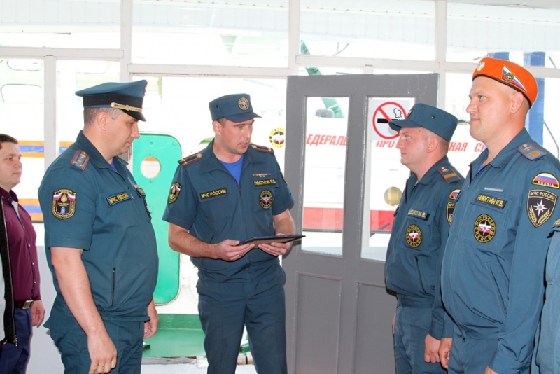 МЧС похвалилось пожарно-спасательным кораблем с системой водяной завесы