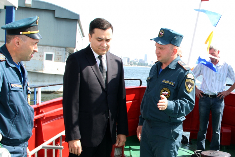 МЧС похвалилось пожарно-спасательным кораблем с системой водяной завесы