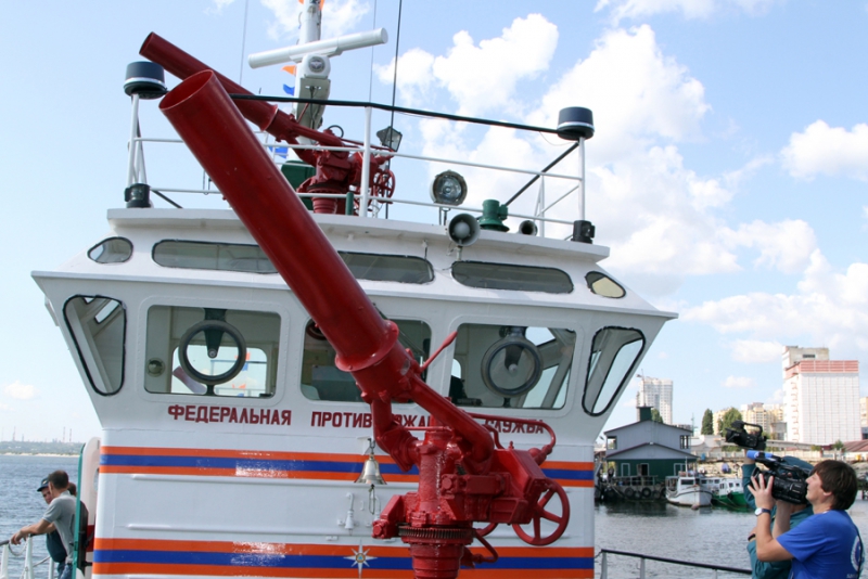 МЧС похвалилось пожарно-спасательным кораблем с системой водяной завесы