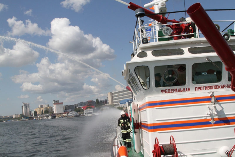 МЧС похвалилось пожарно-спасательным кораблем с системой водяной завесы