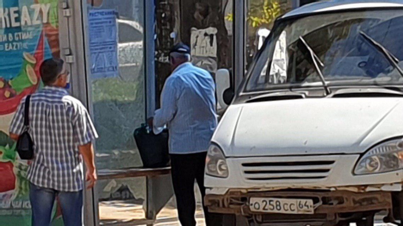 В Мирном переулке «ГАЗель» разнесла трамвайную остановку