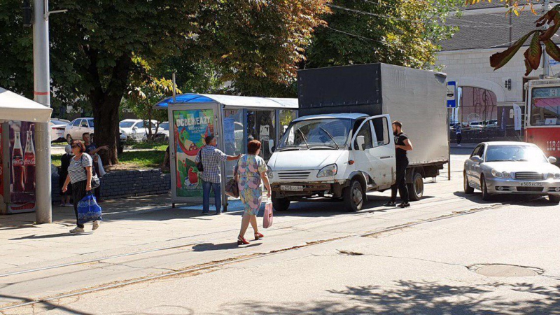 В Мирном переулке «ГАЗель» разнесла трамвайную остановку