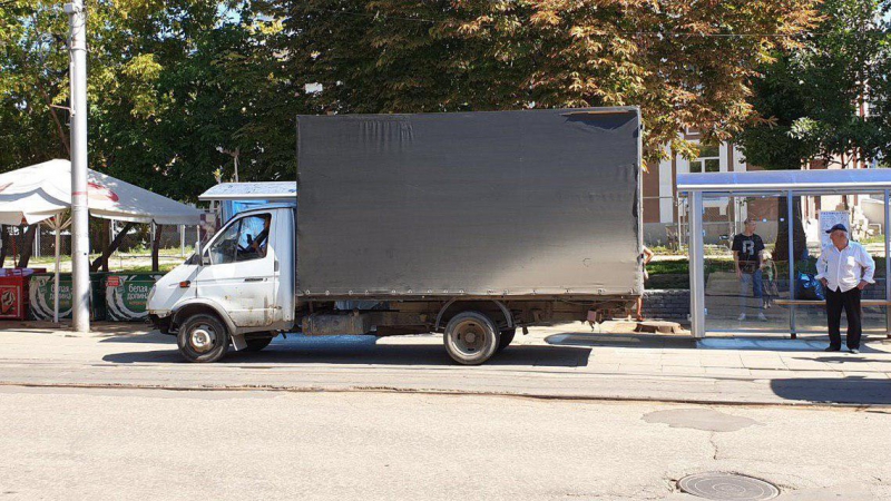 В Мирном переулке «ГАЗель» разнесла трамвайную остановку