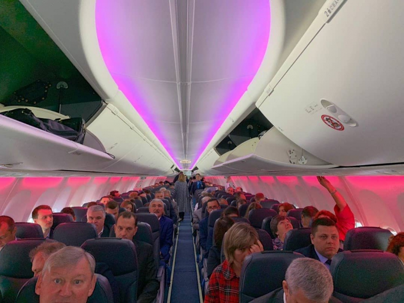 В аэропорт Гагарин летит первый самолет. Среди пассажиров - Вячеслав Володин