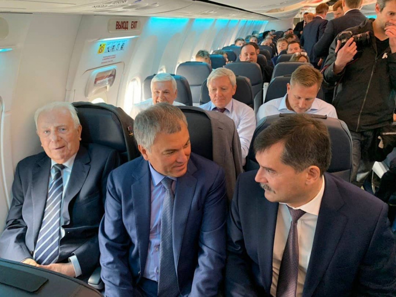 В аэропорт Гагарин летит первый самолет. Среди пассажиров - Вячеслав Володин