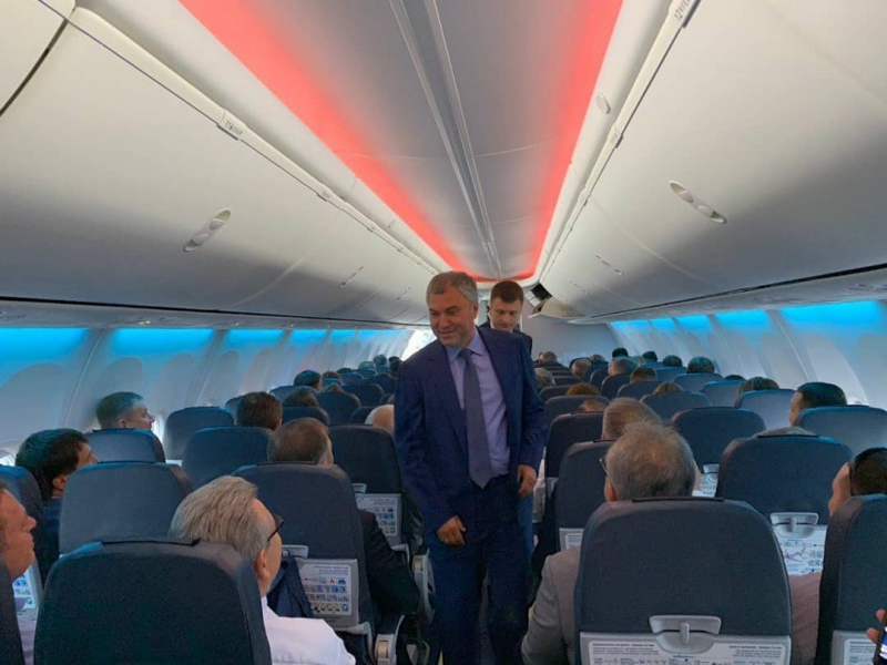 В аэропорт Гагарин летит первый самолет. Среди пассажиров - Вячеслав Володин