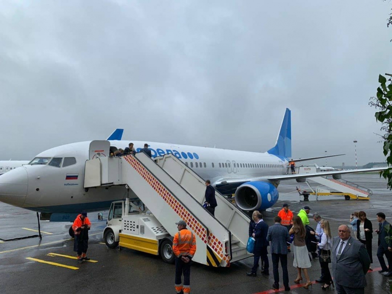 В аэропорт Гагарин летит первый самолет. Среди пассажиров - Вячеслав Володин