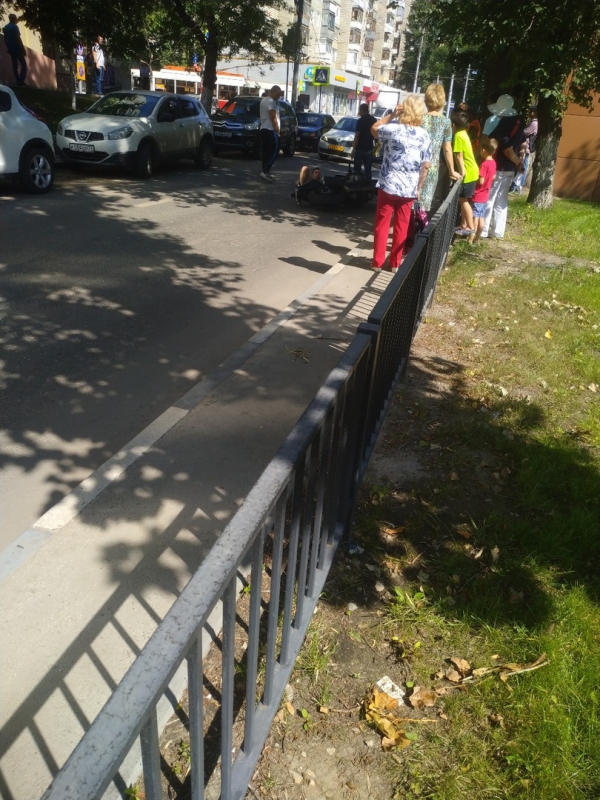 На Рахова мотоциклист угодил под колеса такси