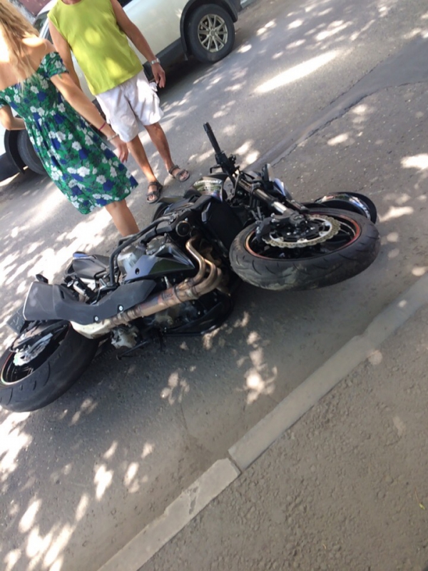 На Рахова мотоциклист угодил под колеса такси