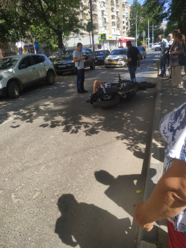 На Рахова мотоциклист угодил под колеса такси