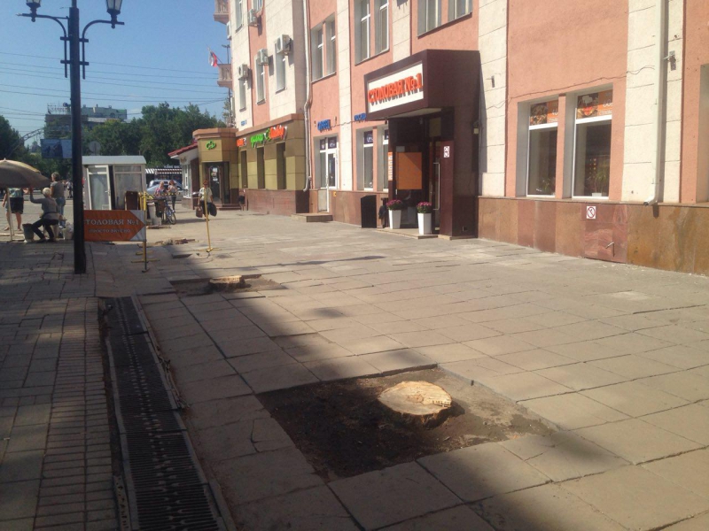 Проспект Кирова в пеньках, один квартал перекрыт