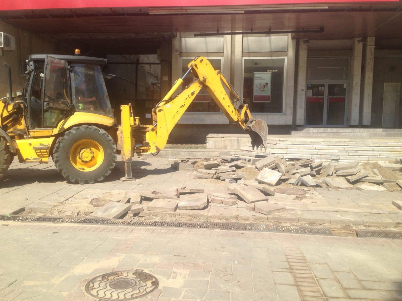 Проспект Кирова в пеньках, один квартал перекрыт