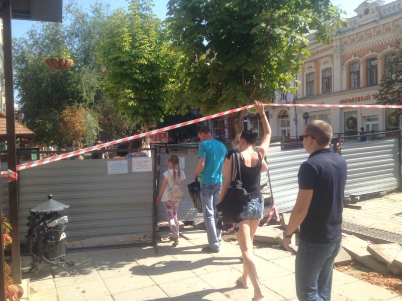 Проспект Кирова в пеньках, один квартал перекрыт