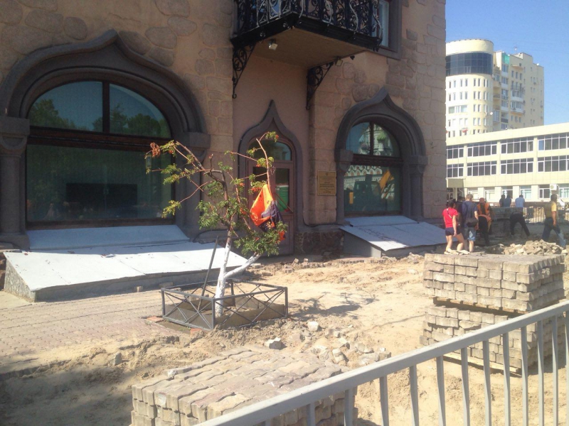 Проспект Кирова в пеньках, один квартал перекрыт