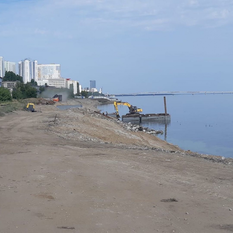На новой набережной началась подготовка к укреплению берега под пляж