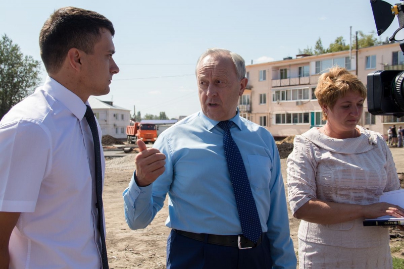 Молодые люди на производстве. Стройка и строители. Рабочие профессии. Работа в довольном. Радаев гребная база затон.