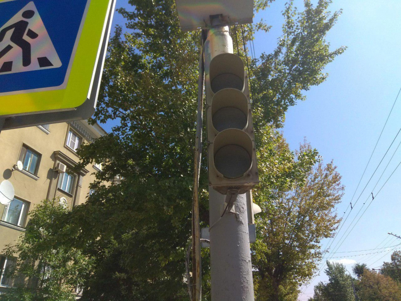 На центральном перекрестке Саратова второй день не работают светофоры